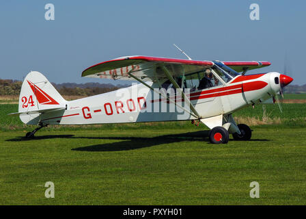 Piper PA-18 Super Cub G-OROD Race 24 au Royal Aero Club RAeC Air Race Series à grand terrain d'Oakley, Essex, Royaume-Uni. Vol privé, l'aviation générale Banque D'Images