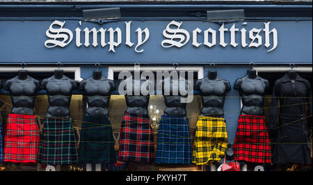 Rangée de mannequins masculins portant le kilt en tartan touristiques extérieur cadeaux sur le Royal Mile à Édimbourg, Écosse, Royaume-Uni. Banque D'Images