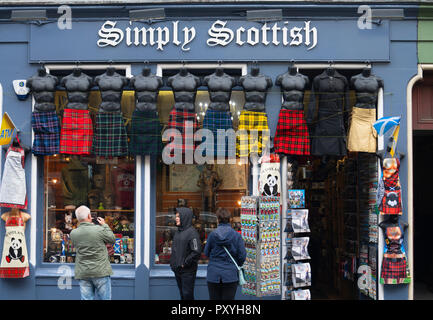 Rangée de mannequins masculins portant le kilt à l'extérieur cadeaux touristiques sur le Royal Mile à Édimbourg, Écosse, Royaume-Uni. Banque D'Images