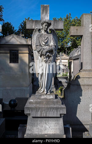 Un ange se distingue par la famille Lizardi tombe, dans le cimetière de Passy, Paris, France. Banque D'Images