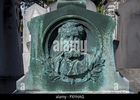 Le portrait du peintre Félix-Joseph Barrias (1822-1907) par son frère le sculpteur Louis-Ernest Barrias au cimetière de Passy, Paris. Banque D'Images