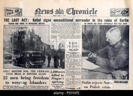 'Le dernier acte : Keitel signe reddition sans conditions dans les ruines de Berlin manchette fin de la DEUXIÈME GUERRE MONDIALE Dans les News Chronicle 11 mai 1945 London UK Banque D'Images