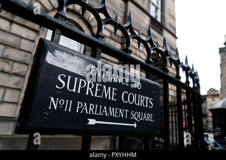 Inscrivez-vous à l'entrée de la place du Parlement et la Cour suprême ( Cour de session) dans la vieille ville d'Édimbourg, Écosse, Royaume-Uni Banque D'Images