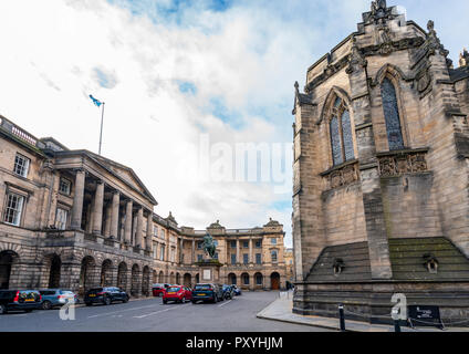 Vue extérieure de la place du Parlement et la Cour suprême (Court of Session) dans la vieille ville d'Édimbourg, Écosse, Royaume-Uni Banque D'Images