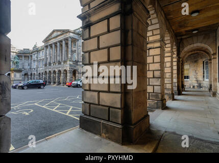 Vue extérieure de la place du Parlement et la Cour suprême (Court of Session) dans la vieille ville d'Édimbourg, Écosse, Royaume-Uni Banque D'Images