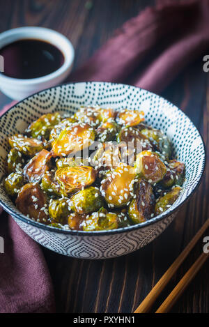 Bol de choux de bruxelles rôtis avec la sauce teriyaki Banque D'Images