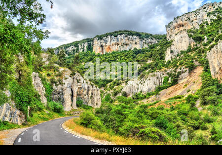 Route à travers les roches dans le département de la France Banque D'Images