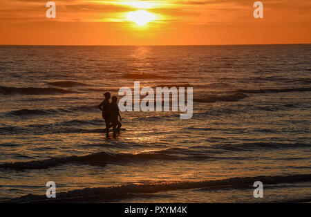 Brighton, UK. 24 Oct, 2018. Les nageurs profitez d'un plongeon dans la fin de la mer au coucher du soleil par le West Pier de Brighton ce soir après l'autre chaude journée ensoleillée sur la côte sud Crédit : Simon Dack/Alamy Live News Banque D'Images