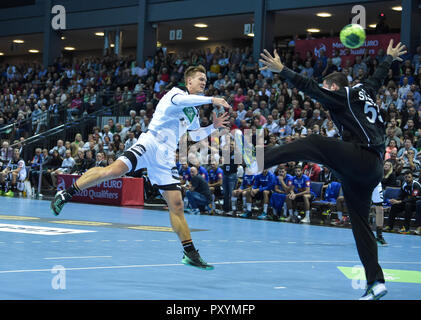 Essen, Allemagne. 24 Oct, 2018. 24 octobre 2018, l'Allemagne, Wetzlar : Handball : Championnat européen de qualification, Allemagne - Israël, 2e tour de qualification, Groupe 1, 1ème journée de l'Arène Rittal. Niclas Pieczkowski de l'Allemagne (L) jette à l'objectif de l'attaquant Yahav Shamir d'Israël. Credit : Silas Stein/dpa/Alamy Live News Banque D'Images