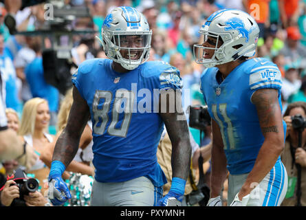 Miami Gardens, Florida, USA. 21 Oct, 2018. Detroit Lions tight end Michael Roberts (80), célèbre après avoir marqué un touché au troisième trimestre, avec le receveur Marvin Jones (11) lors d'un match de football entre les NFL Detroit Lions et les Dolphins de Miami au Hard Rock Stadium de Miami Gardens, en Floride. Crédit : Mario Houben/ZUMA/Alamy Fil Live News Banque D'Images