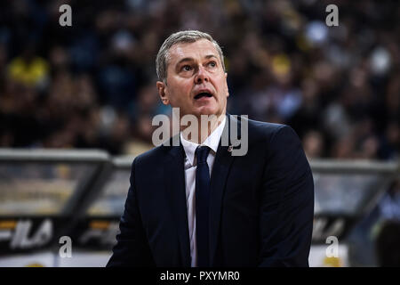 Athènes, Grèce. 24 Oct, 2018. 24 octobre 2018, Athènes, Grèce : Basket-ball : Ligue des Champions, premier tour, Groupe C, 3e journée, l'AEK Athènes - Brose Bamberg. Bagatskis Ainars Entraîneur de Brose Bamberg suit le jeu. Angelos Tzortzinis : Crédit/dpa/Alamy Live News Banque D'Images