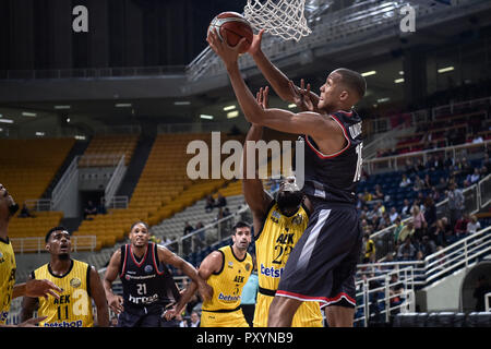 Athènes, Grèce. 24 Oct, 2018. 24 octobre 2018, Athènes, Grèce : Basket-ball : Ligue des Champions, premier tour, Groupe C, 3e journée, l'AEK Athènes - Brose Bamberg. Louis Olinde de Brose Bamberg se bat pour la balle. Angelos Tzortzinis : Crédit/dpa/Alamy Live News Banque D'Images