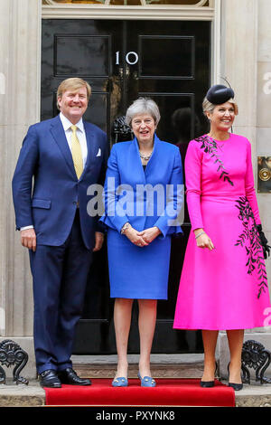 Downing Street, London, UK 24 Oct 2108 - Le Premier ministre britannique Theresa mai accueille la Reine Maxima et SM le Roi Willem-Alexander des Pays-Bas à 10 Downing Street sur le deuxième jour de la visite d'Etat au Royaume-Uni. Credit : Dinendra Haria/Alamy Live News Banque D'Images