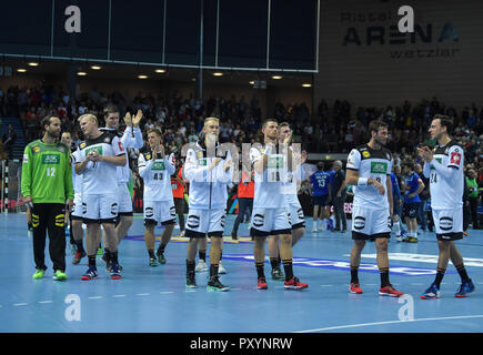 Essen, Allemagne. 24 Oct, 2018. 24 octobre 2018, l'Allemagne, Wetzlar : Handball : Championnat européen de qualification, Allemagne - Israël, 2e tour de qualification, Groupe 1, 1ème journée de l'Arène Rittal. Les joueurs de l'Allemagne acclamer le 37:21 la victoire contre Israël. Credit : Silas Stein/dpa/Alamy Live News Banque D'Images