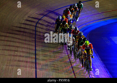 Londres, Royaume-Uni. 24 octobre 2018. Une vue générale de la 7.5km Course aux points. Série de six jours Londres 2018 , événement vélo jour 2 à la Lee Valley VeloPark à Londres le mercredi 24 octobre 2018. Cette image ne peut être utilisé qu'à des fins rédactionnelles. Utilisez uniquement rédactionnel, pic par Steffan Bowen/Andrew Orchard la photographie de sport/Alamy live news Banque D'Images