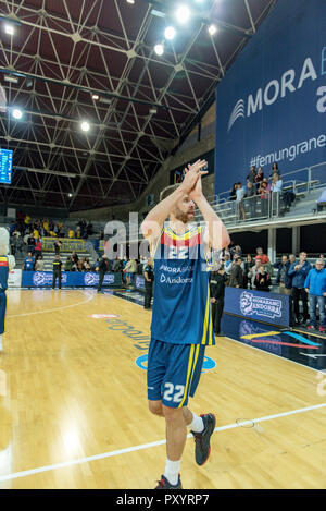 L'Andorre. 24 octobre, 2018. Mora Banc Andorra joueurs célébrer leur triomphe contre Ratiopharma Ulmante. EURO CUP match entre l'Andorre Morabanc BC et ratiopharm Ulm à Poliesportiu d' Andorre Stadium le 24 octobre 2018 à Andorre-la-Vieille. Banque D'Images