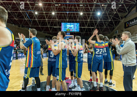 L'Andorre. 24 octobre, 2018. Mora Banc Andorra joueurs célébrer leur triomphe contre Ratiopharma Ulmante. EURO CUP match entre l'Andorre Morabanc BC et ratiopharm Ulm à Poliesportiu d' Andorre Stadium le 24 octobre 2018 à Andorre-la-Vieille. Banque D'Images