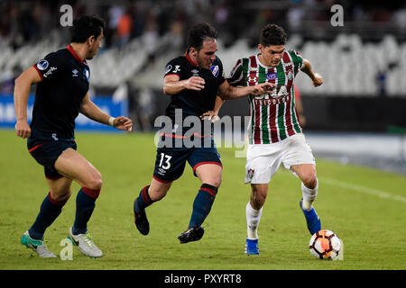 RJ - Rio de Janeiro - 24/10/2018 - la Copa Sudamericana 2018 contre Fluminense - Nacional - URU - Ayrton Lucas joueur de la soumission des différends avec Fluminense Zunino dvd du National (URU) au cours de match dans le stade Engenhao par le championnat de la coupe d'Amérique du Sud 2018. Photo : Thiago Ribeiro / AGIF Banque D'Images