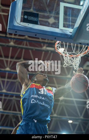 L'Andorre. 24 octobre, 2018. Moussa Diagne fait un grand panier pour Mora Banc d'Andorre. EURO CUP match entre l'Andorre Morabanc BC et ratiopharm Ulm à Poliesportiu d' Andorre Stadium le 24 octobre 2018 à Andorre-la-Vieille. Banque D'Images