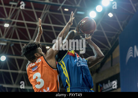 L'Andorre. 24 octobre, 2018. Moussa Diagne fait un grand panier pour Mora Banc d'Andorre. EURO CUP match entre l'Andorre Morabanc BC et ratiopharm Ulm à Poliesportiu d' Andorre Stadium le 24 octobre 2018 à Andorre-la-Vieille. Banque D'Images