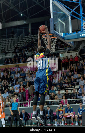 L'Andorre. 24 octobre, 2018. Moussa Diagne fait un grand panier pour Mora Banc d'Andorre. EURO CUP match entre l'Andorre Morabanc BC et ratiopharm Ulm à Poliesportiu d' Andorre Stadium le 24 octobre 2018 à Andorre-la-Vieille. Banque D'Images