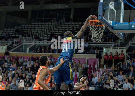 L'Andorre. 24 octobre, 2018. Moussa Diagne fait un grand panier pour Mora Banc d'Andorre. EURO CUP match entre l'Andorre Morabanc BC et ratiopharm Ulm à Poliesportiu d' Andorre Stadium le 24 octobre 2018 à Andorre-la-Vieille. Banque D'Images