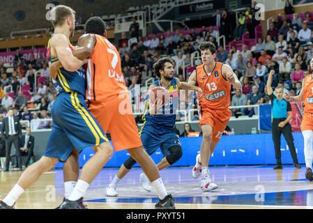 L'Andorre. 24 octobre, 2018. Mora Banc Andorra dvd Michelle Vitali jette au panier avant la marque de Katin Reinhardt de Ratiopharma Ulm. EURO CUP match entre l'Andorre Morabanc BC et ratiopharm Ulm à Poliesportiu d' Andorre Stadium le 24 octobre 2018 à Andorre-la-Vieille. Banque D'Images