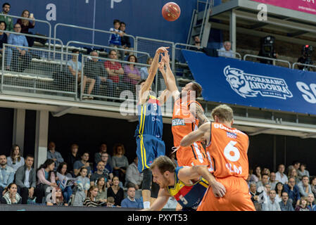 L'Andorre. 24 octobre, 2018. Mora Banc Andorra dvd Michelle Vitali jette au panier avant la marque de Katin Reinhardt de Ratiopharma Ulm. EURO CUP match entre l'Andorre Morabanc BC et ratiopharm Ulm à Poliesportiu d' Andorre Stadium le 24 octobre 2018 à Andorre-la-Vieille. Banque D'Images