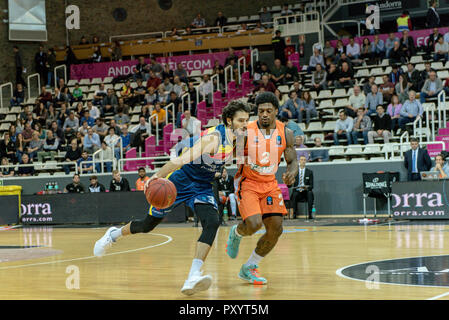 L'Andorre. 24 octobre, 2018. Mora Banc Andorra's dvd Michelle Vitali a la possession du ballon avec la marque de Ratiopharma player Ulm Dwayne Evans. EURO CUP match entre l'Andorre Morabanc BC et ratiopharm Ulm à Poliesportiu d' Andorre Stadium le 24 octobre 2018 à Andorre-la-Vieille. Banque D'Images