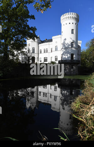 24 octobre 2018, Mecklembourg-Poméranie-Occidentale, Schlemmin : 24 octobre 2018, l'Allemagne, Schlemmin : Le château hôtel à Schlemmin. Schlemmin Château est à vendre aux enchères le 25 octobre 2018 au nom de la Cour locale de Stralsund. Le château a été construit au milieu du 19ème siècle dans le style Tudor, selon les dessins de l'architecte Eduard Knoblauch (Berlin) comme un château fort et a été exploité comme un château-hôtel depuis 2002. Il dispose de 36 chambres et un restaurant. Les opérations de l'hôtel sont actuellement en cours. En août 1853, le roi Frédéric Guillaume IV de Prusse, quatre ans plus tard, le Prince Friedrich Banque D'Images