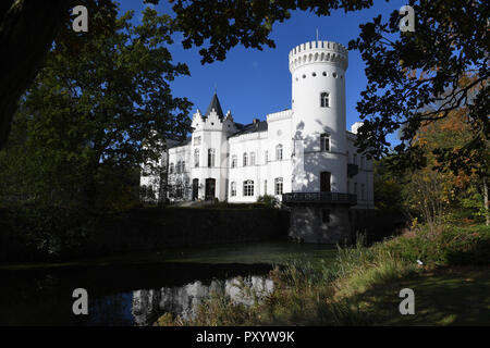 24 octobre 2018, Mecklembourg-Poméranie-Occidentale, Schlemmin : 24 octobre 2018, l'Allemagne, Schlemmin : Le château hôtel à Schlemmin. Schlemmin Château est à vendre aux enchères le 25 octobre 2018 au nom de la Cour locale de Stralsund. Le château a été construit au milieu du 19ème siècle dans le style Tudor, selon les dessins de l'architecte Eduard Knoblauch (Berlin) comme un château fort et a été exploité comme un château-hôtel depuis 2002. Il dispose de 36 chambres et un restaurant. Les opérations de l'hôtel sont actuellement en cours. En août 1853, le roi Frédéric Guillaume IV de Prusse, quatre ans plus tard, le Prince Friedrich Banque D'Images