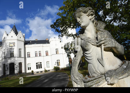 24 octobre 2018, Mecklembourg-Poméranie-Occidentale, Schlemmin : 24 octobre 2018, l'Allemagne, Schlemmin : Le château hôtel à Schlemmin. Schlemmin Château est à vendre aux enchères le 25 octobre 2018 au nom de la Cour locale de Stralsund. Le château a été construit au milieu du 19ème siècle dans le style Tudor, selon les dessins de l'architecte Eduard Knoblauch (Berlin) comme un château fort et a été exploité comme un château-hôtel depuis 2002. Il dispose de 36 chambres et un restaurant. Les opérations de l'hôtel sont actuellement en cours. En août 1853, le roi Frédéric Guillaume IV de Prusse, quatre ans plus tard, le Prince Friedrich Banque D'Images