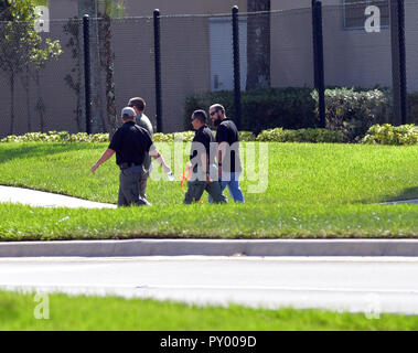 Sunrise, Floride, USA. 24 octobre, 2018. Le Broward Sheriff's Office bomb squad déploie un véhicule robotisé pour enquêter sur un paquet suspect dans l'immeuble où Rempl. Debbie Wasserman Schultz (D-FL) a un bureau le 24 octobre 2018, à Sunrise, en Floride. Un certain nombre de colis suspects sont arrivés dans le courrier d'aujourd'hui destinés à l'ancien président américain Barack Obama, candidat à la présidence démocrate Hillary Clinton et le bureau de New York de CNN : Debbie Wasserman Schultz Crédit Bureau : tempêtes Media Group/Alamy Live News Banque D'Images