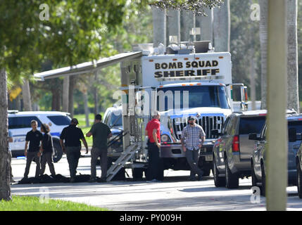 Sunrise, Floride, USA. 24 octobre, 2018. Le Broward Sheriff's Office bomb squad déploie un véhicule robotisé pour enquêter sur un paquet suspect dans l'immeuble où Rempl. Debbie Wasserman Schultz (D-FL) a un bureau le 24 octobre 2018, à Sunrise, en Floride. Un certain nombre de colis suspects sont arrivés dans le courrier d'aujourd'hui destinés à l'ancien président américain Barack Obama, candidat à la présidence démocrate Hillary Clinton et le bureau de New York de CNN : Debbie Wasserman Schultz Crédit Bureau : tempêtes Media Group/Alamy Live News Banque D'Images