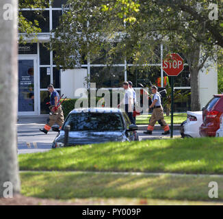 Sunrise, Floride, USA. 24 octobre, 2018. Le Broward Sheriff's Office bomb squad déploie un véhicule robotisé pour enquêter sur un paquet suspect dans l'immeuble où Rempl. Debbie Wasserman Schultz (D-FL) a un bureau le 24 octobre 2018, à Sunrise, en Floride. Un certain nombre de colis suspects sont arrivés dans le courrier d'aujourd'hui destinés à l'ancien président américain Barack Obama, candidat à la présidence démocrate Hillary Clinton et le bureau de New York de CNN : Debbie Wasserman Schultz Crédit Bureau : tempêtes Media Group/Alamy Live News Banque D'Images