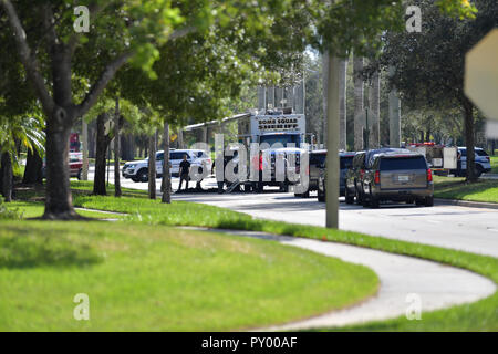 Sunrise, Floride, USA. 24 octobre, 2018. Le Broward Sheriff's Office bomb squad déploie un véhicule robotisé pour enquêter sur un paquet suspect dans l'immeuble où Rempl. Debbie Wasserman Schultz (D-FL) a un bureau le 24 octobre 2018, à Sunrise, en Floride. Un certain nombre de colis suspects sont arrivés dans le courrier d'aujourd'hui destinés à l'ancien président américain Barack Obama, candidat à la présidence démocrate Hillary Clinton et le bureau de New York de CNN : Debbie Wasserman Schultz Crédit Bureau : tempêtes Media Group/Alamy Live News Banque D'Images