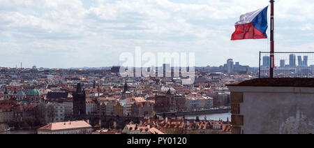 Prague, République tchèque. Apr 11, 2018. Vue du château de Prague et le centre-ville et du Pont Charles. Le 28 octobre 1918, la Tchécoslovaquie a déclaré son indépendance de l'Autriche-Hongrie. Dans le Moldaum metropolis il y a une grande partie. (Dpa '100 ans - Tchécoslovaquie Prague célèbre en blanc-rouge-bleu' à partir de 25.10.2018) Crédit : Monika Skolimowska/dpa-Zentralbild/dpa/Alamy Live News Banque D'Images