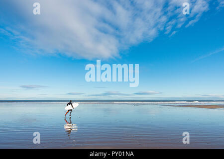 Surfer, surf, Saltburn by the sea, North Yorkshire, Angleterre. UK Banque D'Images