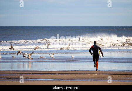 Surfer, surf, Saltburn by the sea, North Yorkshire, Angleterre. UK Banque D'Images