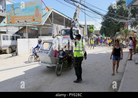 L'île de Boracay, Philippines. 25 octobre, 2018. Un policier dirige le trafic sur une route sur l'île de Boracay, Philippines, le 25 octobre 2018. La célèbre île de Boracay resort aux Philippines sera rouvert le 26 octobre. Credit : Rouelle Umali/Xinhua/Alamy Live News Banque D'Images