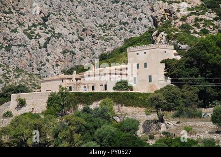 Vieux bâtiments de ferme au début de la piste de la vallée de boquer à Puerto Pollensa sur l'île espagnole de Majorque le 30 septembre 2018. Banque D'Images