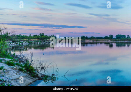 Beau coucher de soleil incroyable sur la rivière sur l'arrière-plan de la faune au cours de la pêche Banque D'Images