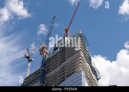 Vue de la construction de gratte-ciel 22 Bishopsgate en cours avec des grues sur l'immeuble, London, UK Banque D'Images