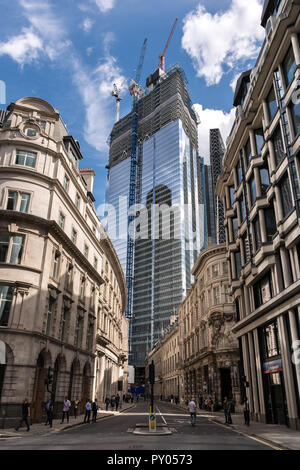 Vue de Threadneedle Street de construction de gratte-ciel 22 Bishopsgate en cours avec des grues sur l'immeuble, London, UK Banque D'Images