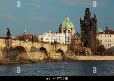 Le Pont Charles qui enjambe la Vltava à Prague, République tchèque. Banque D'Images