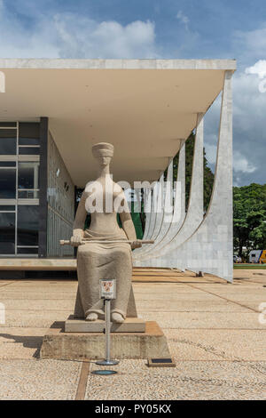 Statue et l'extérieur de l'édifice de la Cour supérieure de justice, Brasilia, Brésil Banque D'Images