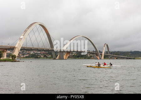Quatre personnes canoë sur Do Paranoa lac en face de Juscelino Kubitschek Bridge, Brasilia, Brésil, District Fédéral Banque D'Images