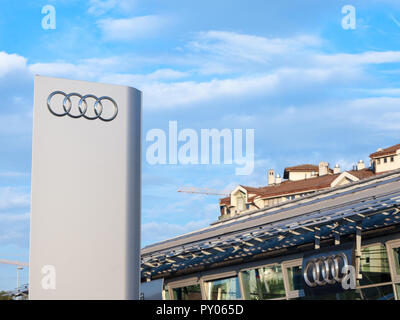 BELGRADE, SERBIE - Octobre 7, 2018 : Audi logo sur leur principal magasin concessionnaire à Belgrade. Audi est un constructeur automobile et voiture allemande, se spécialiser Banque D'Images