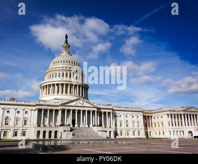 Façade du Congrès des États-Unis sur la colline du Capitole, à Washington DC, un jour ensoleillé Banque D'Images