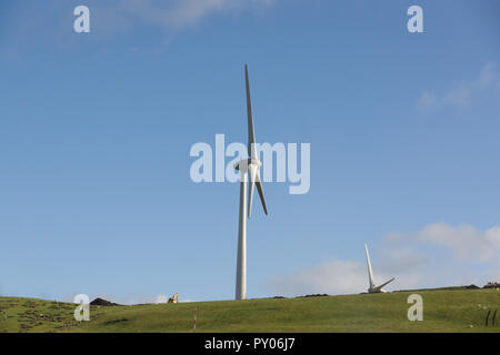Éoliennes en construction à l'Éolien de Clocaenog ils dominent le paysage à la Llyn Brenig réservoir sur les maures de Denbigh Banque D'Images